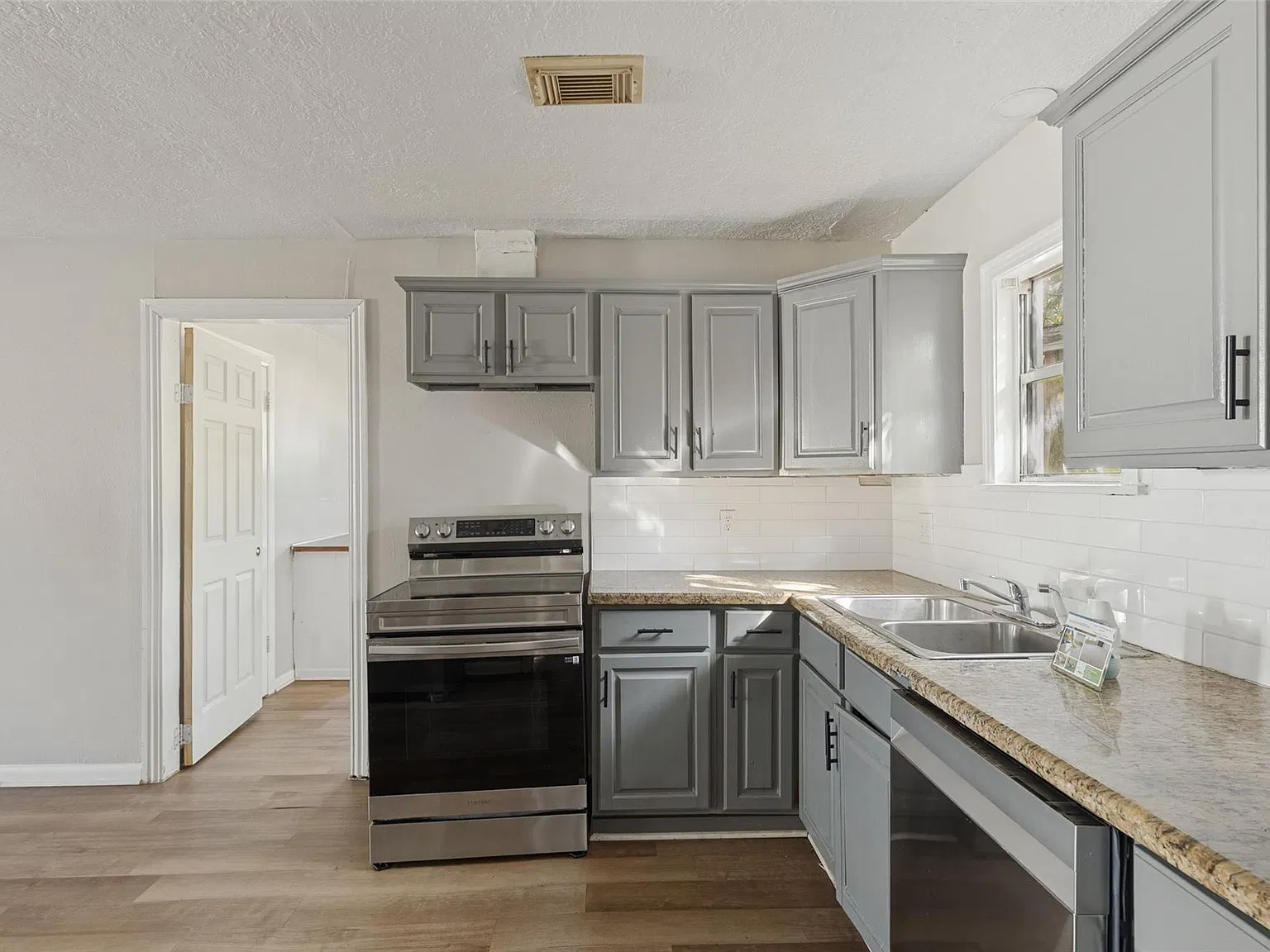 3 bed, 2.0 bath, 1420 sqft, $1,800 — Photo 2