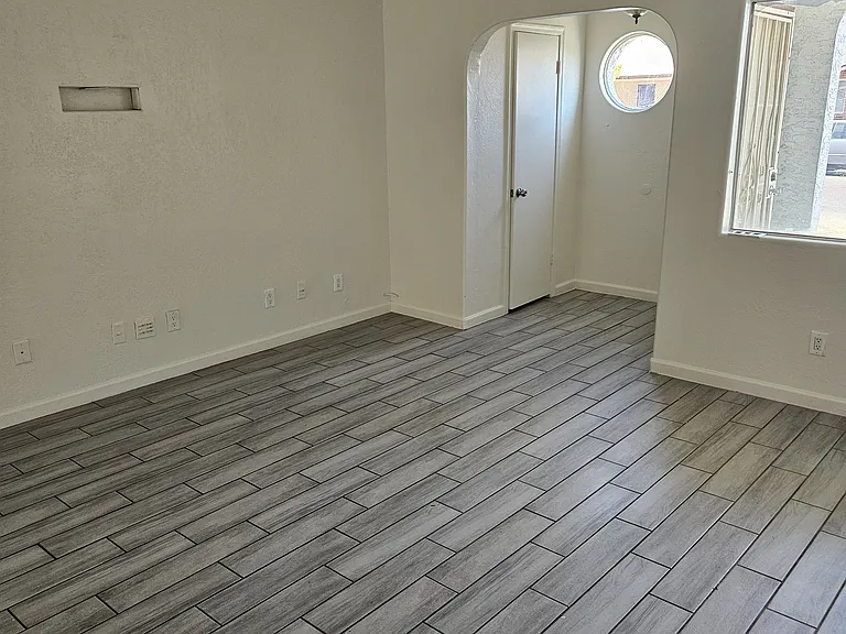 406 E Wickieup Ln — Photo 16