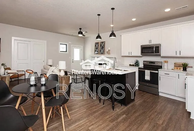 3639 NE Kara Ln — Photo 4