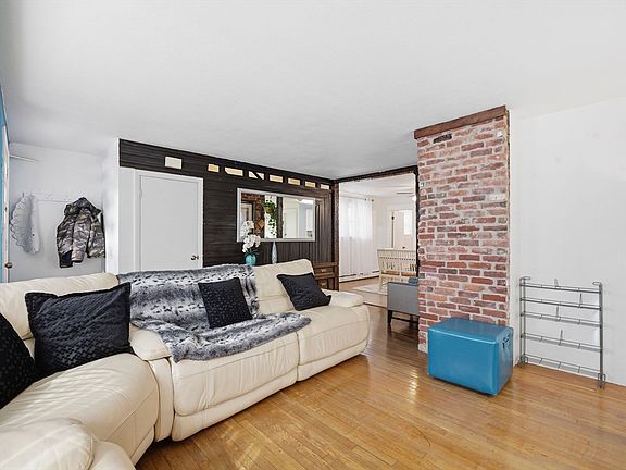 3rd image of 28 Court St