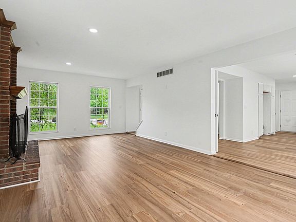 5th image of 10 Shadow Wood Ct