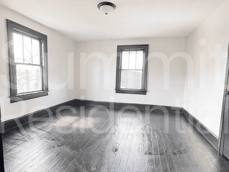 243 W 1st St — Photo 6