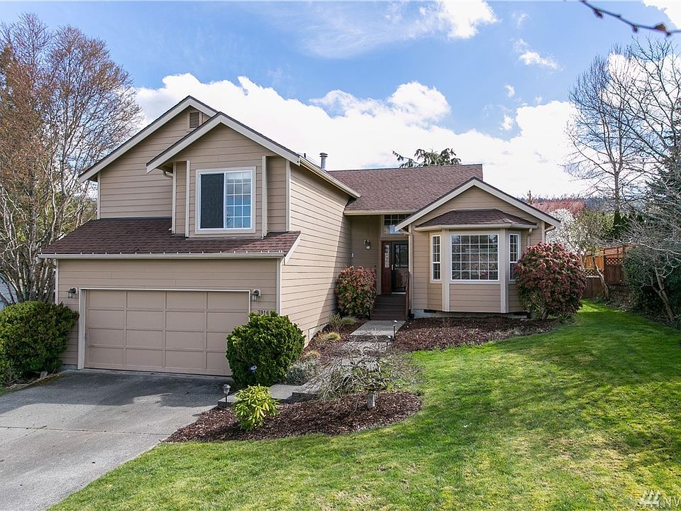 Charming Northern Heights home located in a quiet cul de sac, walking distance to schools and the popular Barkley cinemas, shopping and dining district.