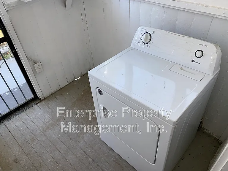 414 N Willett St — Photo 19