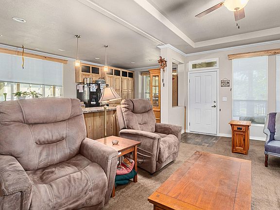 5th image of 614 Hegney Way