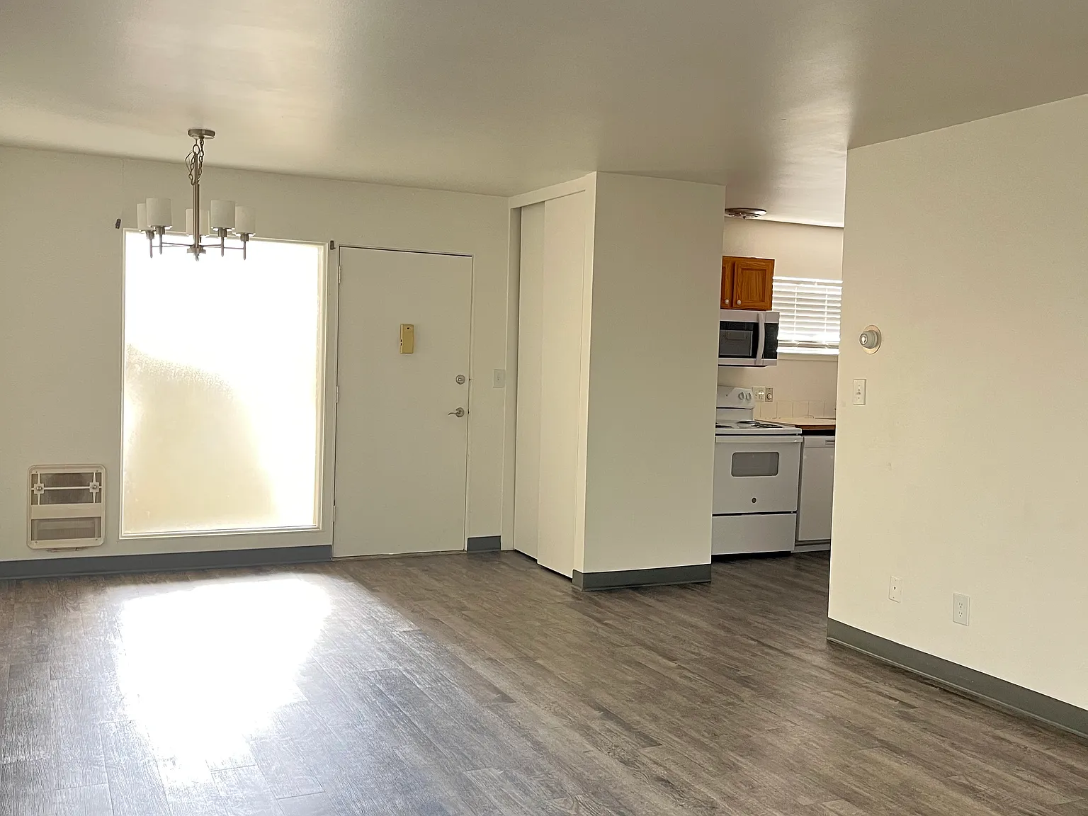 Sunset House Apartments — Photo 3