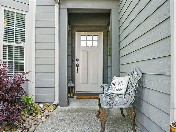 2nd image of 375 Fairpointe Pl