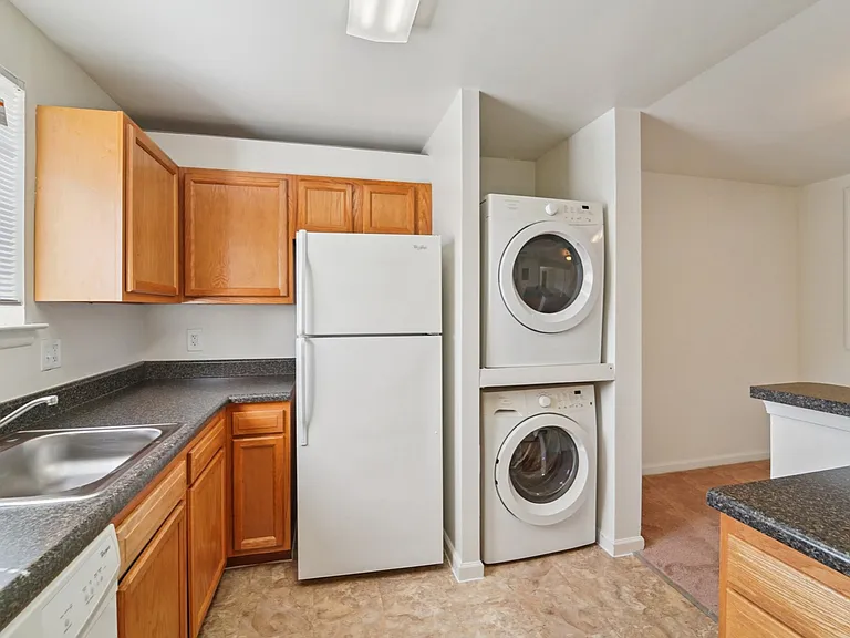 2BR, 1.5BA - 939SF - Vacant - Kitchen