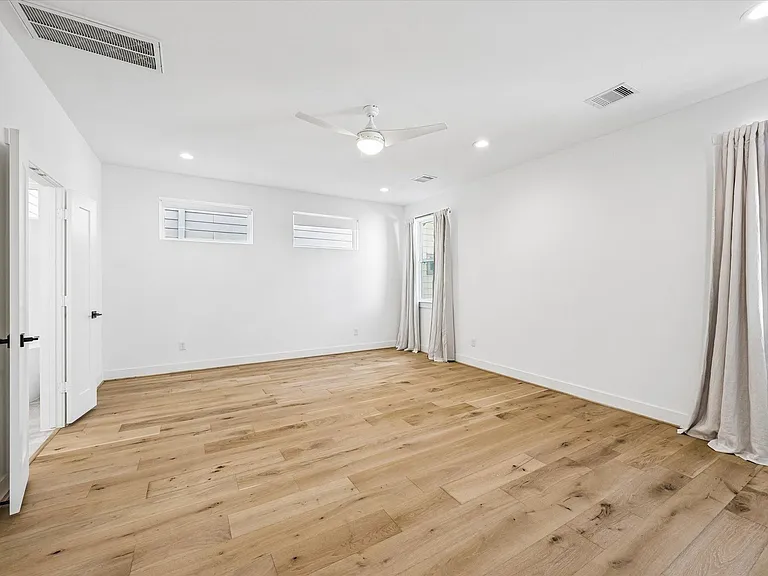 921 W 21st St — Photo 14