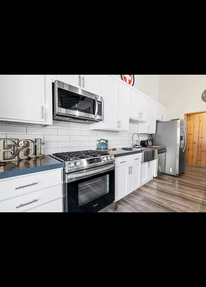 4 bed, 3.5 bath, 2100 sqft, $3,450 — Photo 3