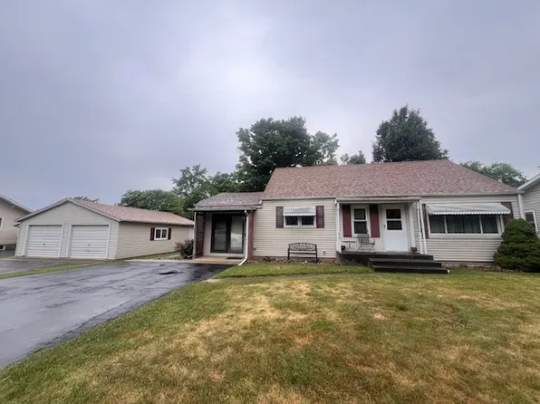 405 S Clinton St, Clinton, IL 61727