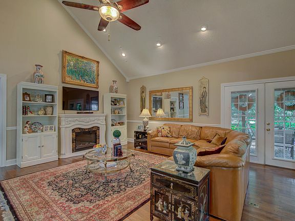 4th image of 1211 River Oaks Dr