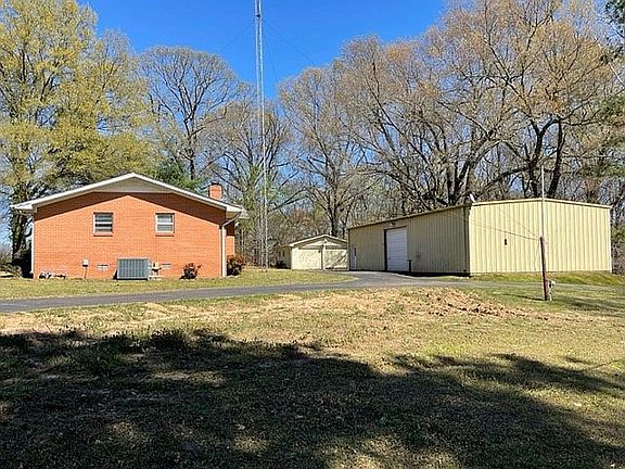 Center garage 22'x25'