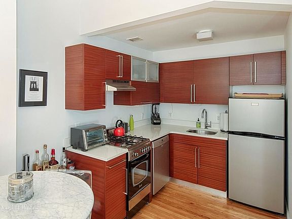 3rd image of 184 Thompson St APT 3V