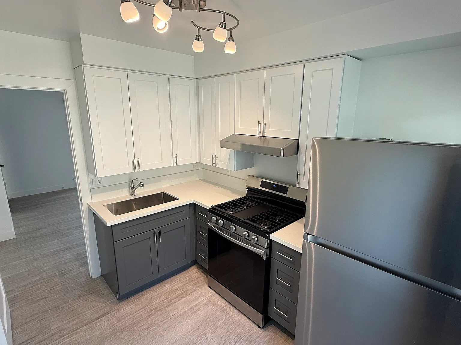2033 Beachwood Dr — Photo 3
