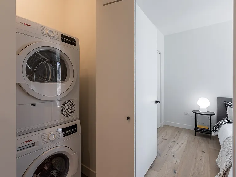 1712 Oak #201 (former model unit) (identical layout for 301 and 401)