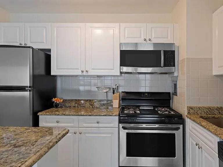 135 Montgomery St #20H — Photo 8