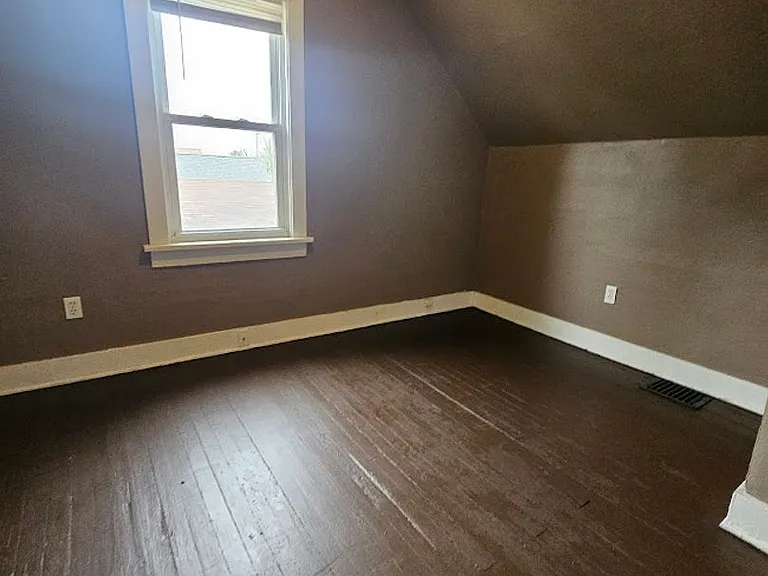 668 Roscoe Ave — Photo 7
