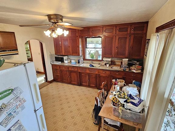 2nd image of 504 W Franklin Ave