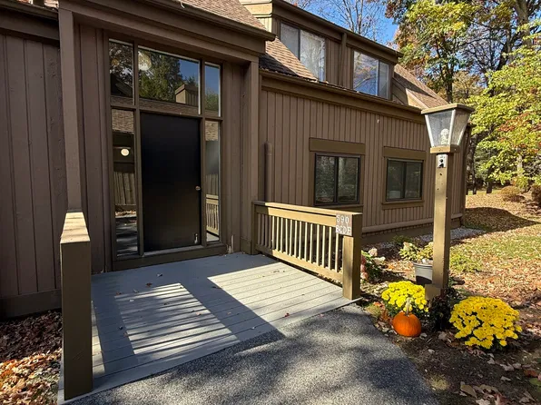 590 Heritage Vlg #E, Southbury, CT 06488