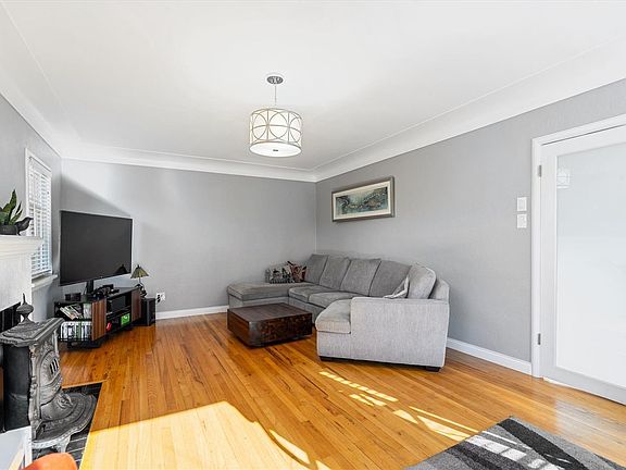 5th image of 3771 Winston Cres