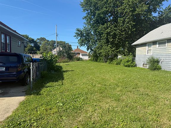 4th image of 943 Sibley St