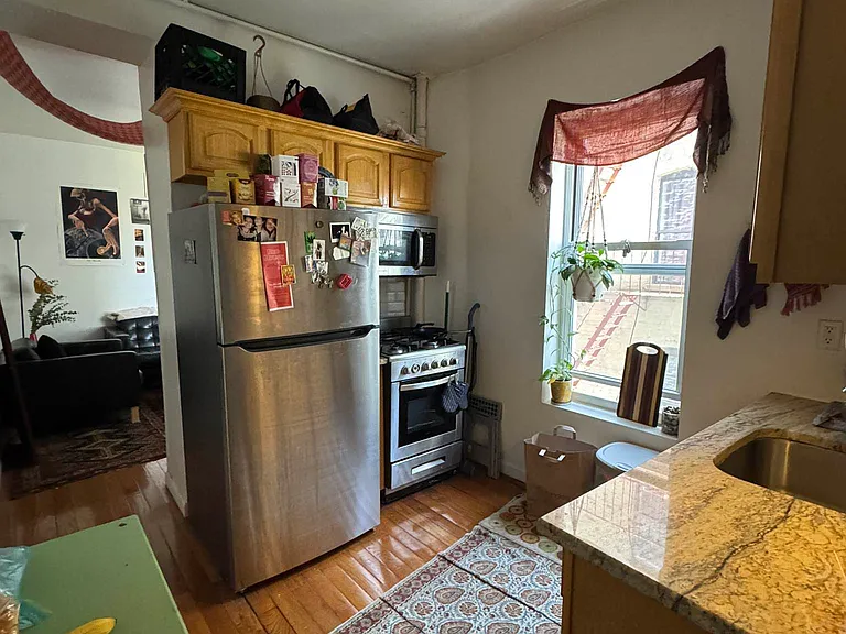 264 E 2nd St #18 — Photo 5