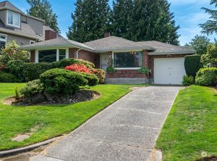 8216 Fairway Dr NE, Seattle, WA