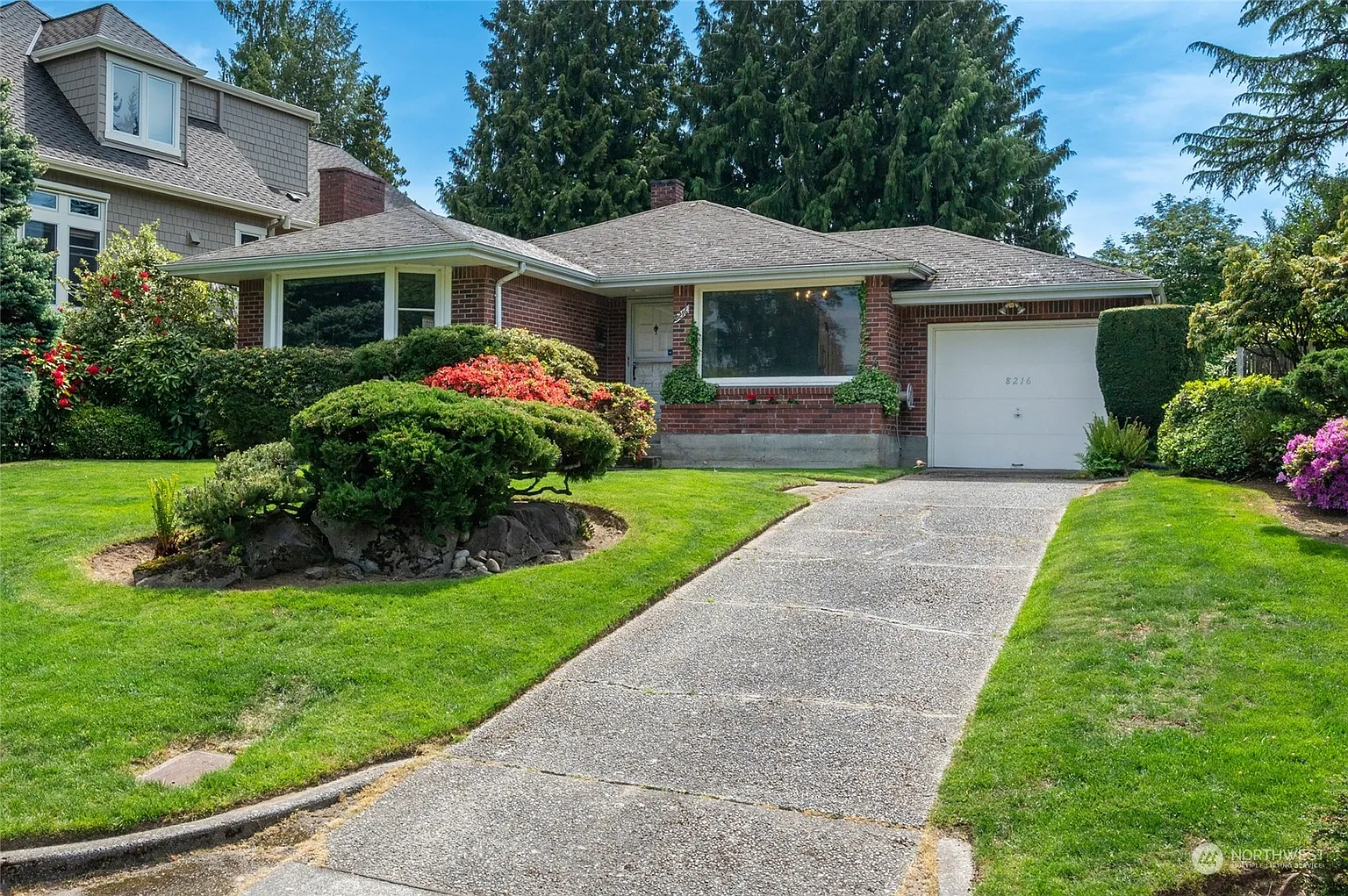 8216 Fairway Drive NE photo 1