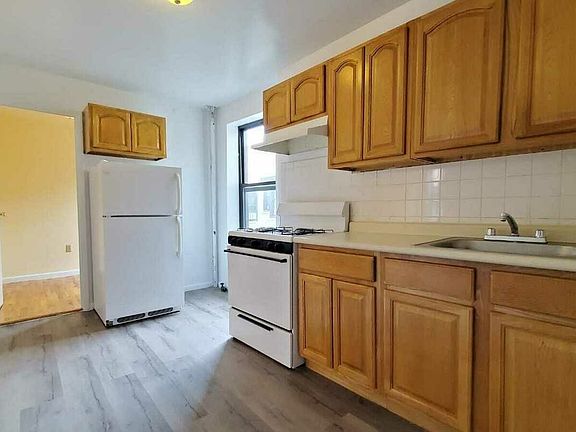 5th image of 1636 Lexington Ave APT 19
