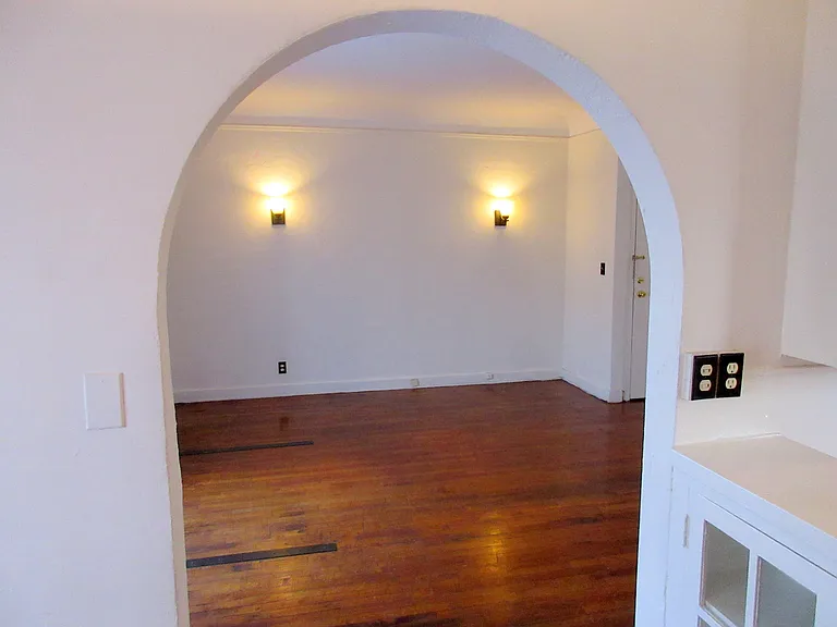 654 S Detroit St #401 — Photo 8