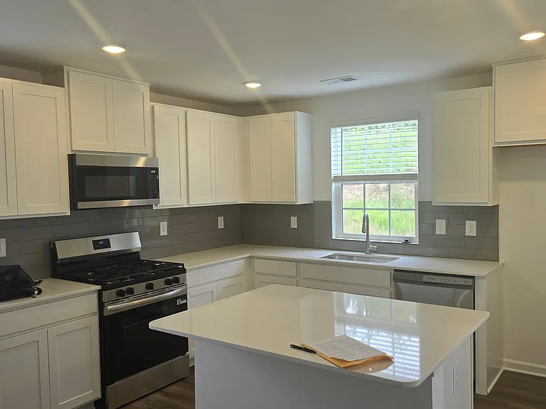 121 Tango Dr — Photo 3