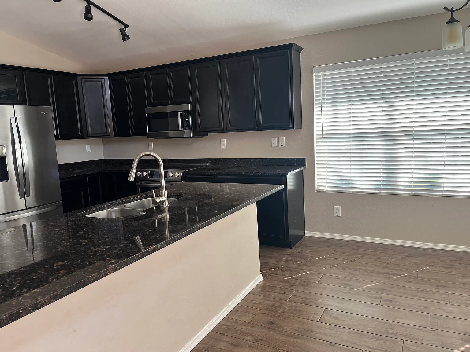 4 bed, 2.5 bath, 2558 sqft, $2,995 — Photo 4