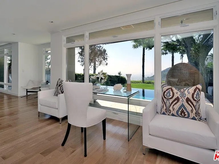 2439 Carman Crest Dr — Photo 10