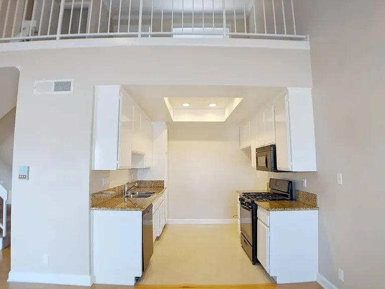 Carmelina Lofts — Photo 21