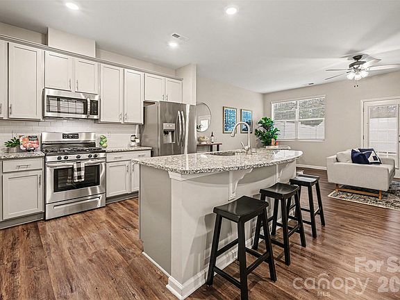 4th image of 9458 Avery Lilac Ln
