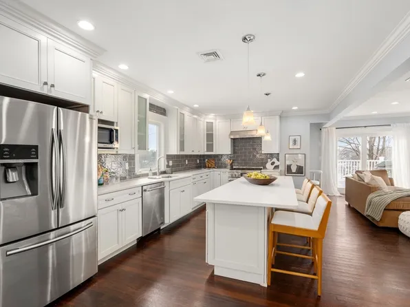 20 Manthorne Rd Floor 2, West Roxbury, MA 02132