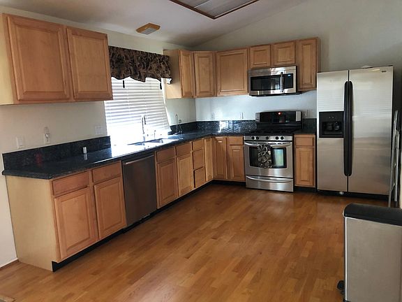Kitchen: maple cabinets, granite counter tops, stainless appliances.