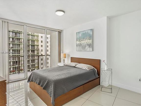 3rd image of 1750 N Bayshore Dr APT 3305