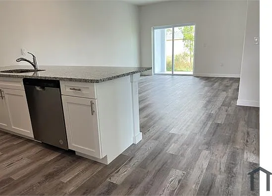 3 bed, 1200 sqft, $2,150 — Photo 3