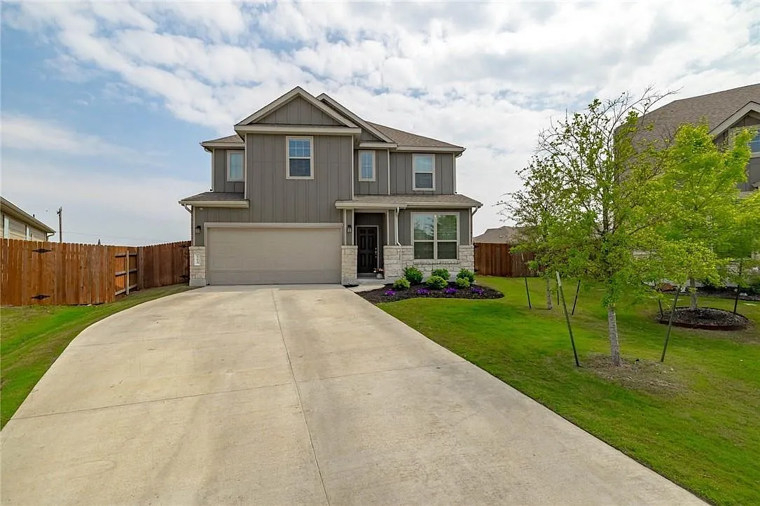 4 bed, 2.5 bath, 3369 sqft, $3,100 — Photo 1
