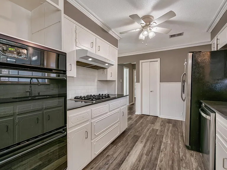 Kitchen with refrigerator, gas stove, dishwasher and double oven