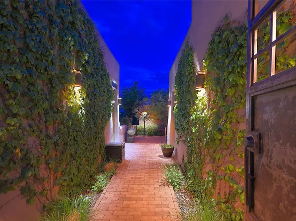 35 Via Pampa, Santa Fe, NM 87506