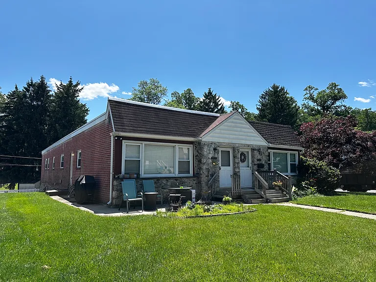 176 Juniper Rd — Photo 2
