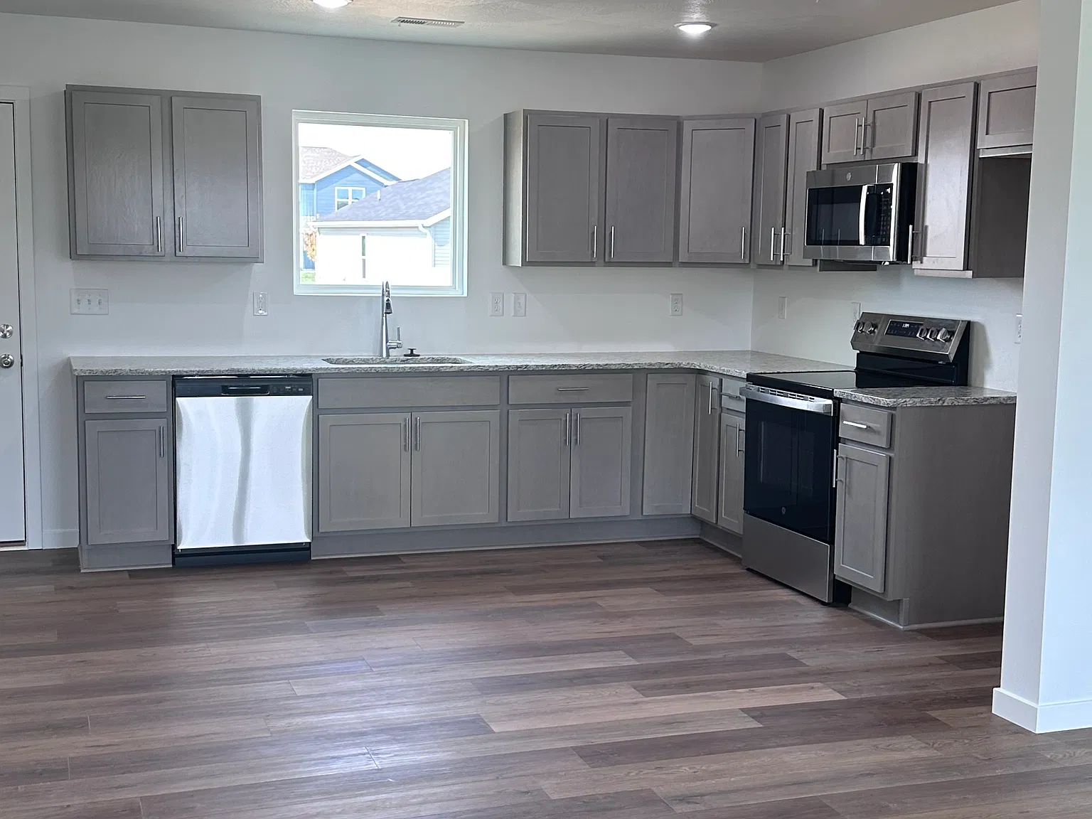 3 bed, 2.5 bath, 1428 sqft, $1,900 — Photo 2