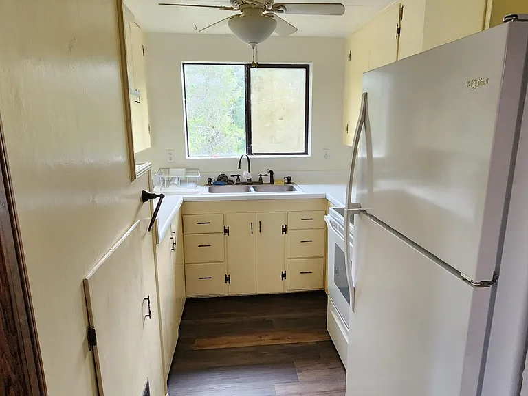 220 Crescent Dr — Photo 3