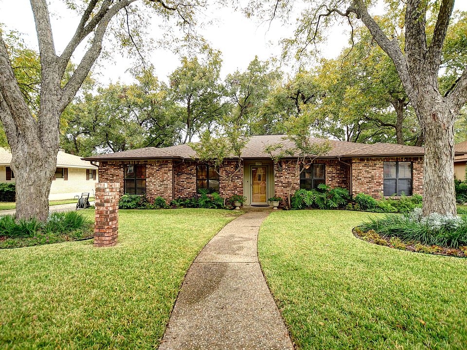1st image of 329 San Saba St