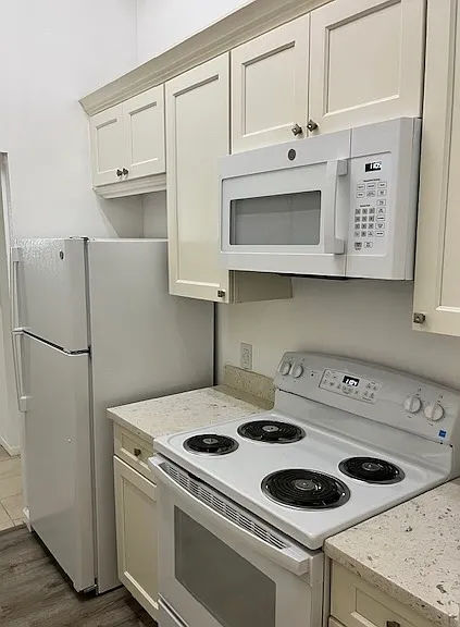 420 N Civic Dr #302 — Photo 3