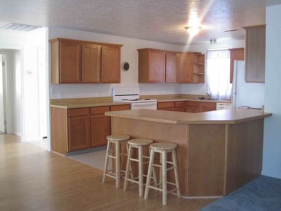 kitchen and breakfast bar