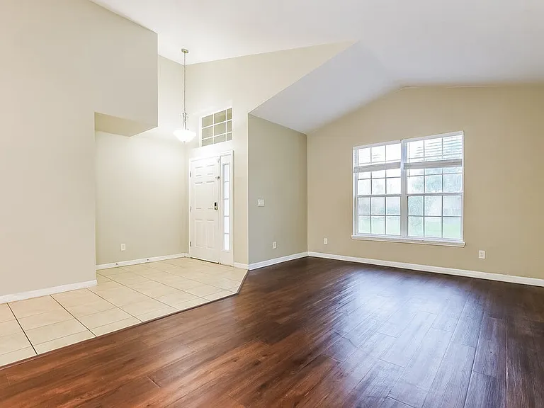 2101 Woodsedge Dr — Photo 4